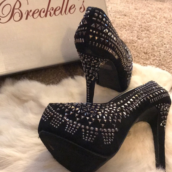 NWT Stud Pumps - Picture 3 of 5